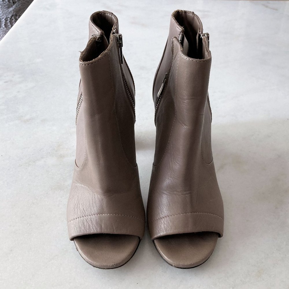 Vince tan / taupe / clay leather ankle boots / booties with chunky heel open toe - Picture 8 of 11
